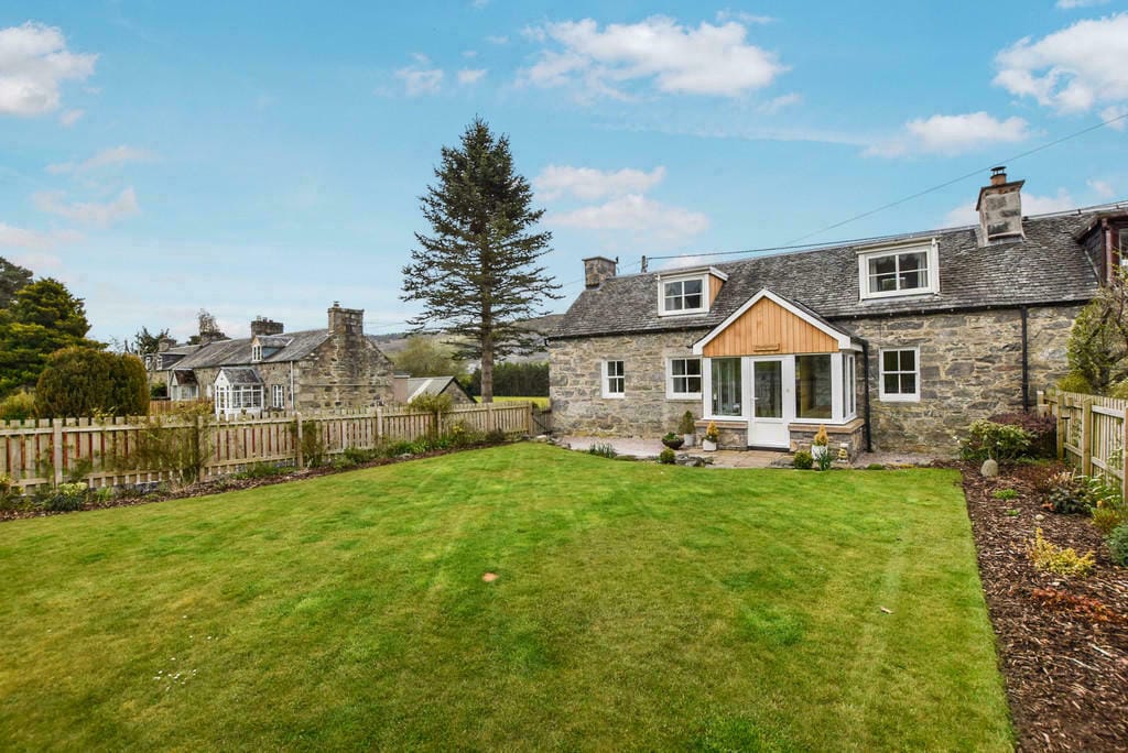Hawthorn Brae - front garden of the cottage.